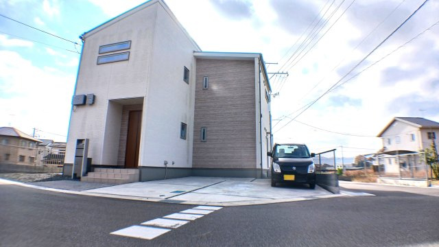 築浅　太陽光パネル　蓄電池　乾太くん　駐車場４台　ガスファンヒーター　電動シャッターの外観