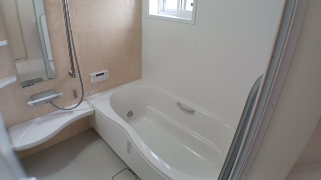 築浅　太陽光パネル　蓄電池　乾太くん　駐車場４台　ガスファンヒーター　電動シャッター