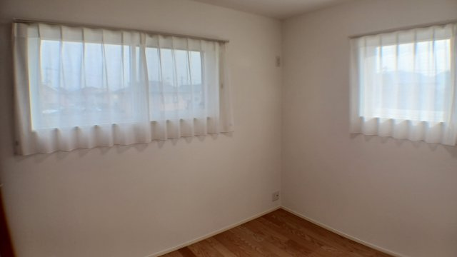 築浅　太陽光パネル　蓄電池　乾太くん　駐車場４台　ガスファンヒーター　電動シャッター