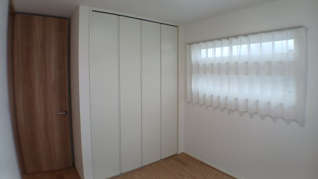 築浅　太陽光パネル　蓄電池　乾太くん　駐車場４台　ガスファンヒーター　電動シャッター