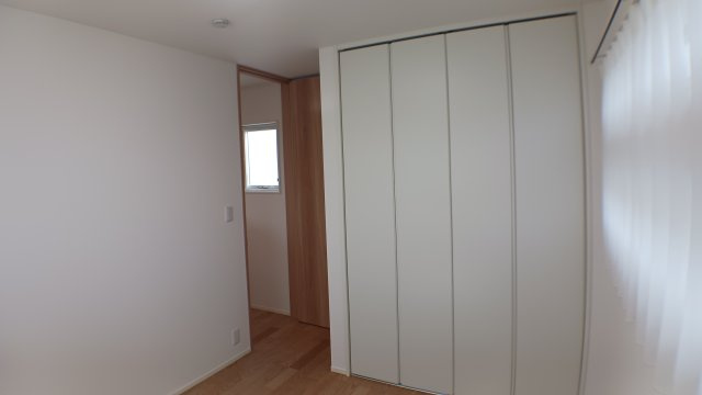 築浅　太陽光パネル　蓄電池　乾太くん　駐車場４台　ガスファンヒーター　電動シャッター