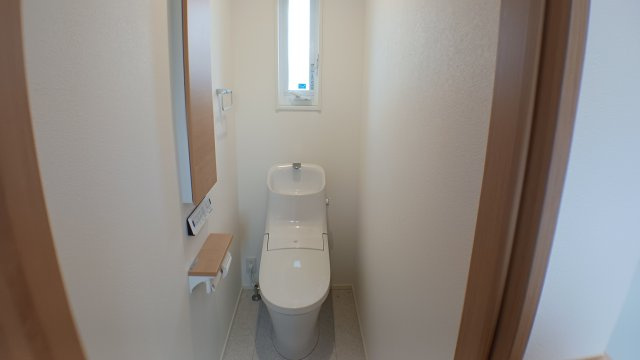 築浅　太陽光パネル　蓄電池　乾太くん　駐車場４台　ガスファンヒーター　電動シャッター