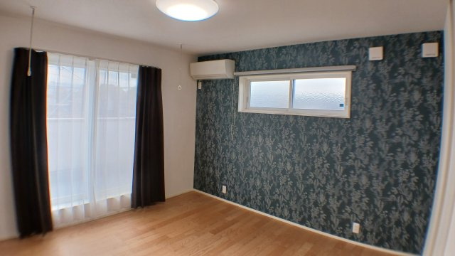 築浅　太陽光パネル　蓄電池　乾太くん　駐車場４台　ガスファンヒーター　電動シャッター