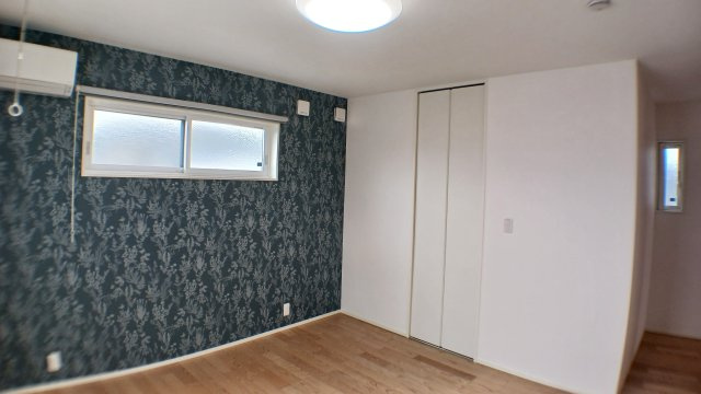 築浅　太陽光パネル　蓄電池　乾太くん　駐車場４台　ガスファンヒーター　電動シャッター