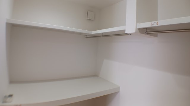 築浅　太陽光パネル　蓄電池　乾太くん　駐車場４台　ガスファンヒーター　電動シャッター