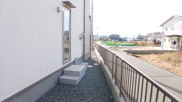 築浅　太陽光パネル　蓄電池　乾太くん　駐車場４台　ガスファンヒーター　電動シャッター