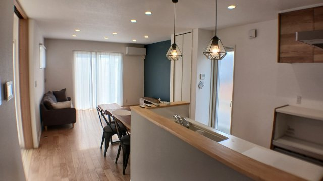 築浅　太陽光パネル　蓄電池　乾太くん　駐車場４台　ガスファンヒーター　電動シャッター