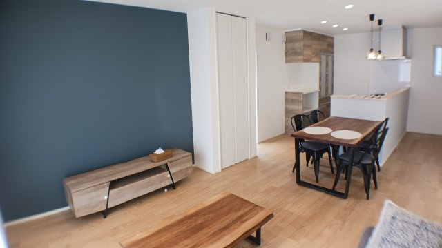 築浅　太陽光パネル　蓄電池　乾太くん　駐車場４台　ガスファンヒーター　電動シャッター