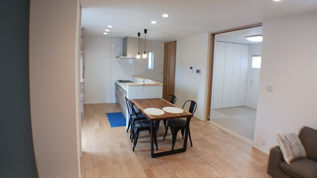 築浅　太陽光パネル　蓄電池　乾太くん　駐車場４台　ガスファンヒーター　電動シャッター