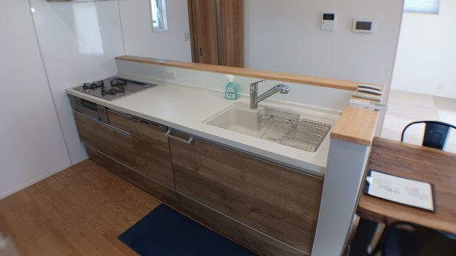 築浅　太陽光パネル　蓄電池　乾太くん　駐車場４台　ガスファンヒーター　電動シャッター