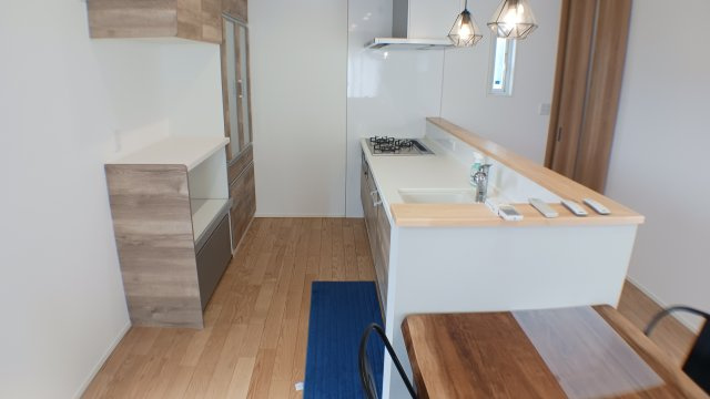 築浅　太陽光パネル　蓄電池　乾太くん　駐車場４台　ガスファンヒーター　電動シャッター