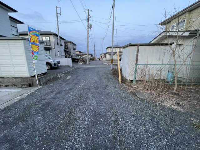八戸市桜ケ丘2丁目の前面道路含む現地写真