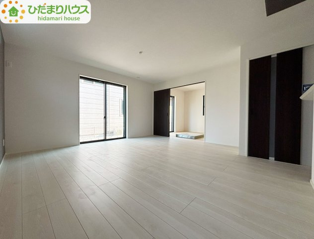 野田市野田4期　新築戸建　3号棟の居間・リビング|リビング大きな窓からは、暖かな日の光が降り注ぎます・・・						
