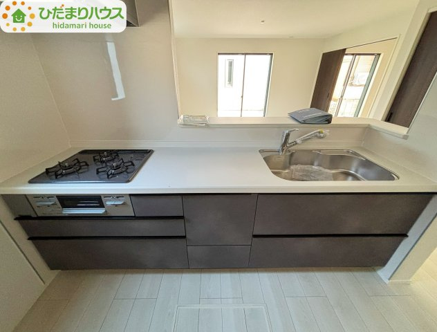 野田市野田4期　新築戸建　3号棟のキッチン|カウンターは少し高くなってますので、手元が隠れて来客からは見えにくくなってます♪							
