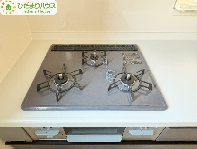 野田市野田4期　新築戸建　3号棟のキッチン|3口コンロでお料理する時間も短くなりそうですね(*‘∀‘)						
