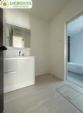 野田市野田4期　新築戸建　3号棟の独立洗面台|三面鏡の大きな鏡は憧れます(^^♪鏡の後ろは収納となっていて、細かいものでも収納できるのでスッキリと整理できます！							
