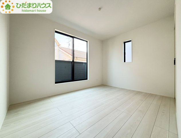 野田市野田4期　新築戸建　3号棟の洋室|バルコニーに面していて、たっぷり光りの入る明るい子供部屋です！							
