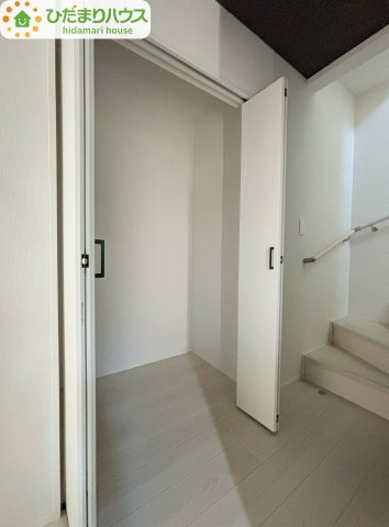野田市野田4期　新築戸建　3号棟の収納|便利な廊下収納があるので掃除機や買いだめする洗面所用品はもちろん、箱買いしたペットボトルまでしまえます(^^)							
