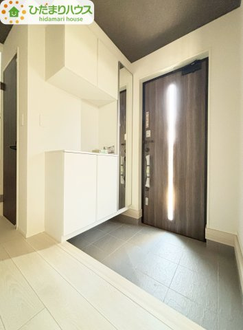 野田市野田4期　新築戸建　3号棟の玄関|"収納力のあるシューズボックスは姿見付き。お出掛け前に身だしなみをチェックしましょう！"							
