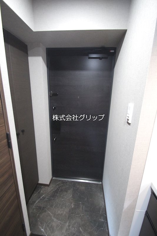 Le'a横濱関内弐番館の玄関