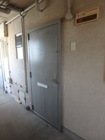 ビレッジハウス安倍2号棟の玄関|イメージ102号室の写真