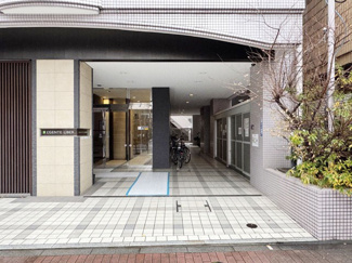 【エントランス】 | オートロックを備えた、マンションのエントランス。やはりセキュリティの観点は欠かすことができません。皆様を“安全”に送り出し、出迎えてくれます。～即日のご見学可能～　お問合せはお気軽にどうぞ。