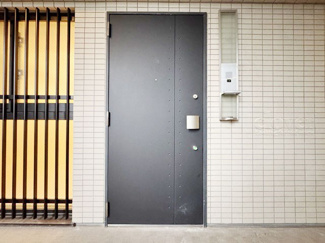 【その他共用部分】 | ダブルロック式の玄関ドアが皆様をお出迎え。お部屋のセキュリティの観点からも、うれしい設備ですね。玄関の色もシックで良い感じです。～即日のご見学可能～　お問合せはお気軽にどうぞ。