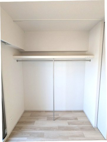 ニド元浅草の収納|洋室のオープンクローゼット、上部にカーテンレール付きで隠せます