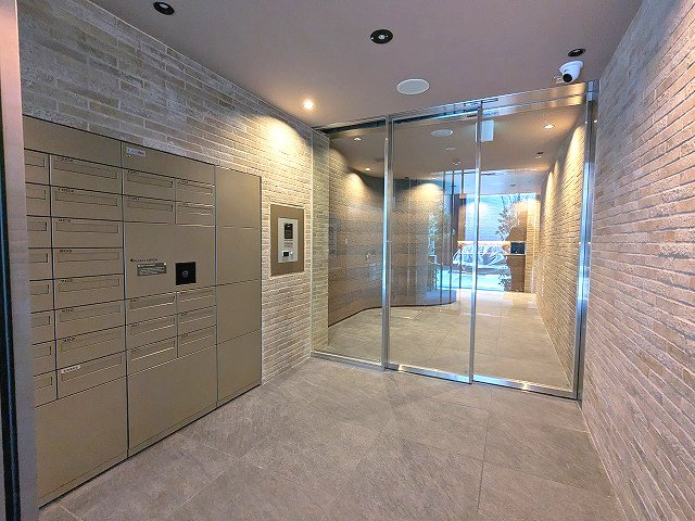 ニド元浅草のエントランス|瀟洒なエントランス、タッチキーのモニター付オートロックセキュリティ、防犯カメラ、タッチキーのメールBOXと宅配BOX