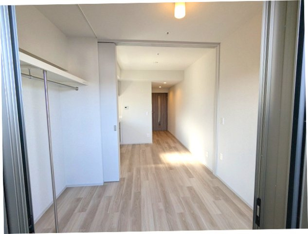 ニド元浅草の設備|バルコニーに面した洋室、オープンクローゼットの上部にカーテンレール付きで隠せます