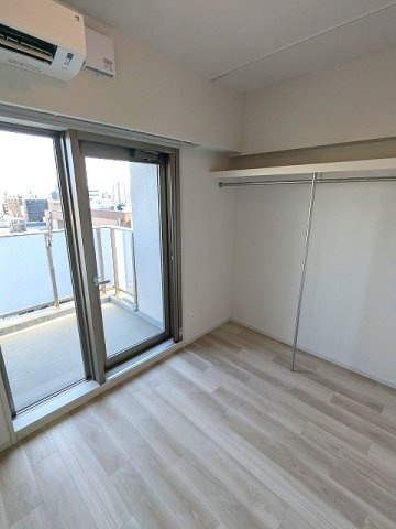 ニド元浅草の設備|バルコニーに面した洋室、オープンクローゼットの上部にカーテンレール付きで隠せます