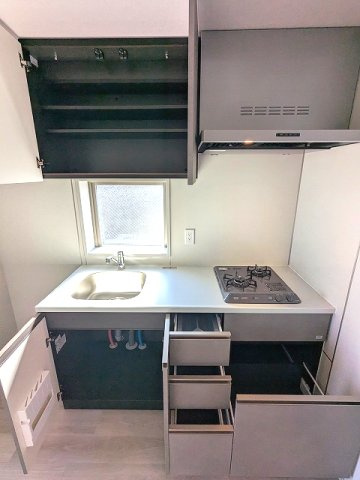 ニド元浅草の設備|ガス2口システムキッチン、瀟洒でお手入れ楽なガラストップコンロです