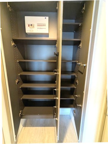 ニド元浅草の設備|傘フック付、収納豊富なトールタイプのシューズBOXです、表面に姿水鏡付です
