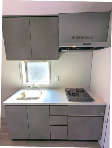 ニド元浅草のキッチン|ガス2口システムキッチン、瀟洒でお手入れ楽なガラストップコンロです