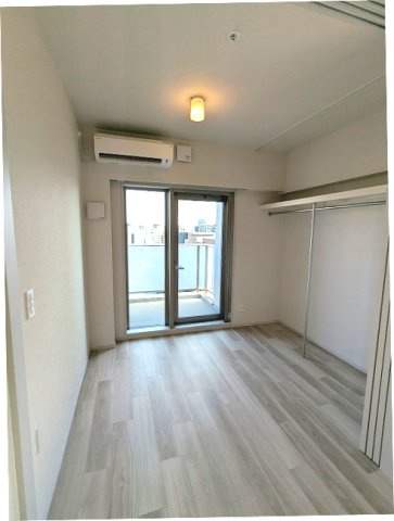 ニド元浅草の設備|バルコニーに面した洋室、上層階からはスカイツリー隅田川花火見えます、オープンクローゼットの上部にカーテンレール付きで隠せます