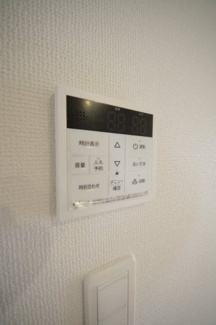 【発電・温水設備】 | 【仲介手数料無料！！】国立市泉２丁目　新築戸建て（全1棟）1号棟　3990万円 | 給湯器リモコン