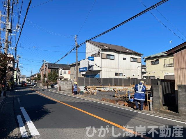 藤沢市高倉　新築戸建　全２棟の前面道路含む現地写真|1月12日撮影　建築中　現地外観