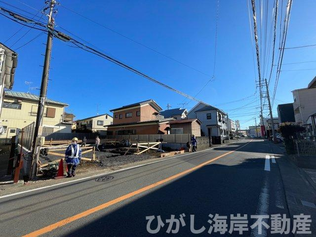 藤沢市高倉　新築戸建　全２棟の前面道路含む現地写真|1月12日撮影　建築中　現地外観