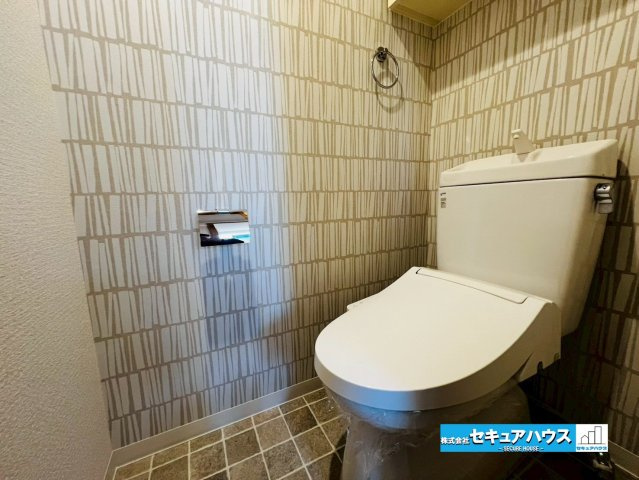 サンクレイドル東海グランデのトイレ|【高機能トイレ】
◆高機能トイレの多くは便器のフタの開閉が自動であり、使用後に手動で水を流す面倒もなく非常に便利です。スタイリッシュな見た目で、お掃除しやすく、節水効果が高いです。