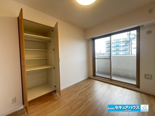 サンクレイドル東海グランデの洋室|【洋室】
◆広々とした居住空間は日々の暮らしを彩り、心のやすらぎと満足感を与えてくれます。通風と採光を考慮した設計は子供たちはのびのび育ち、家族でくつろぎと団らんを生み出します。