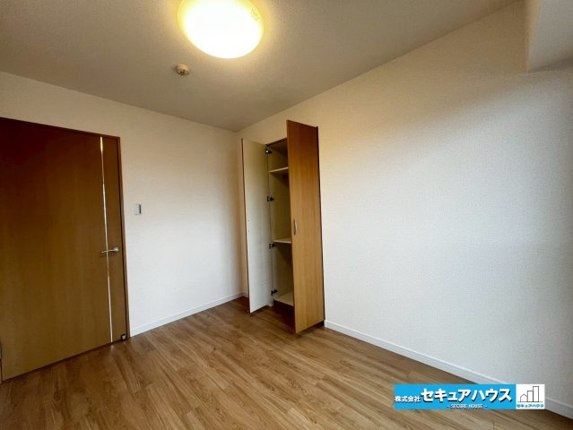 サンクレイドル東海グランデの洋室|【洋室】
◆広々とした居住空間は日々の暮らしを彩り、心のやすらぎと満足感を与えてくれます。通風と採光を考慮した設計は子供たちはのびのび育ち、家族でくつろぎと団らんを生み出します。