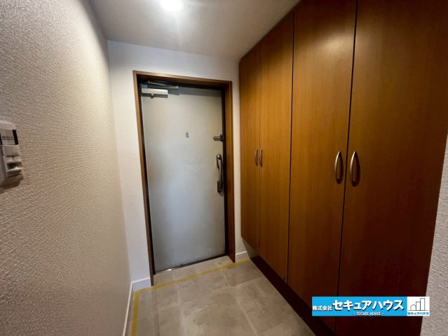 サンクレイドル東海グランデの玄関|【玄関】
◆玄関には、収納力のあるシューズボックスがございます。玄関まわりがすっきり片付きます。　