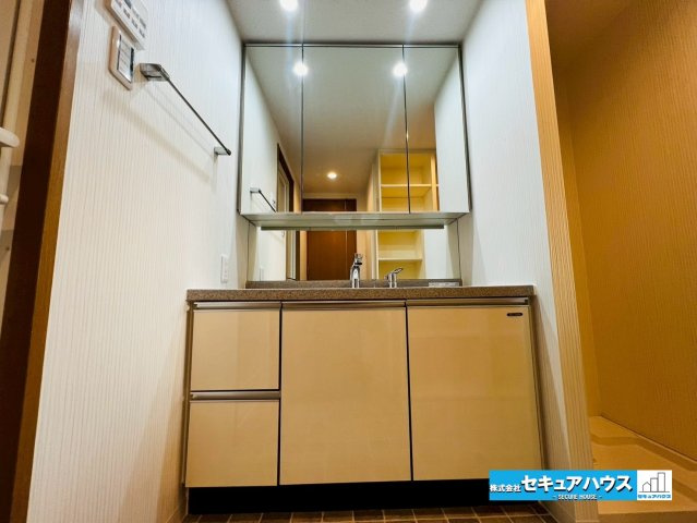 サンクレイドル東海グランデの独立洗面台|【洗面台】
◆鏡の裏にはたっぷりと収納スペースを標準装備！
◆電源を付属しているのでドライヤーなど利用できます。