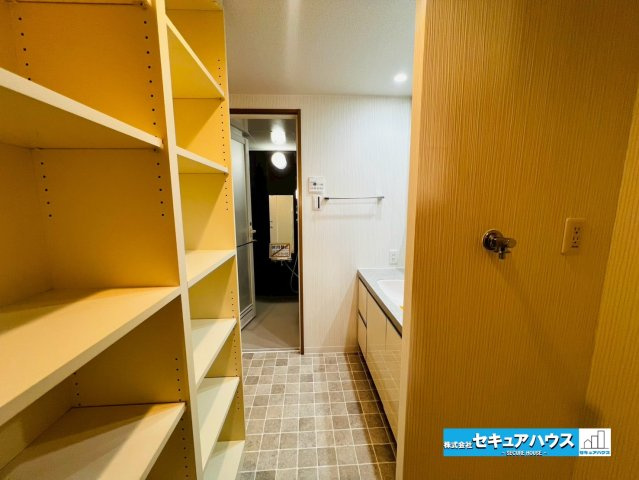 サンクレイドル東海グランデの洗面所|【洗面所】
◆洗濯機裏にはタオルや洗剤を置くことのできる棚も完備しています♪