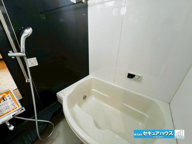 サンクレイドル東海グランデの浴室|【浴室】
◆アクセントパネルで落ち着きのある雰囲気を演出します。毎日の疲れを癒やすバスタイムをお楽しみ下さい！
◆窓付きで、カビの繁殖を抑える効果があります。