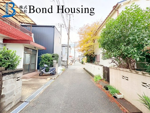 山陽「林崎松江海岸駅」徒歩7分の好立地物件　貴崎5丁目　築50年の前面道路含む現地写真