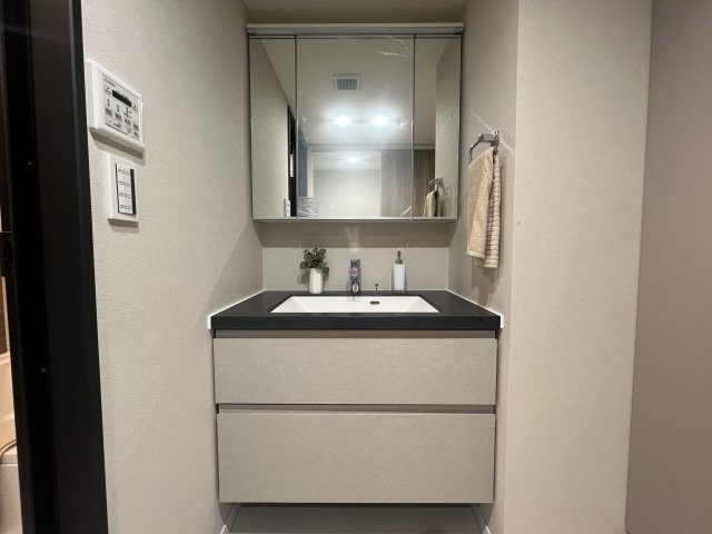 ドンキが目の前！！ならば、冷蔵いらないね♪【ハイセレサ菊名アクティール】リフォームの独立洗面台|朝の支度にも助かる、独立の洗髪洗面化粧台