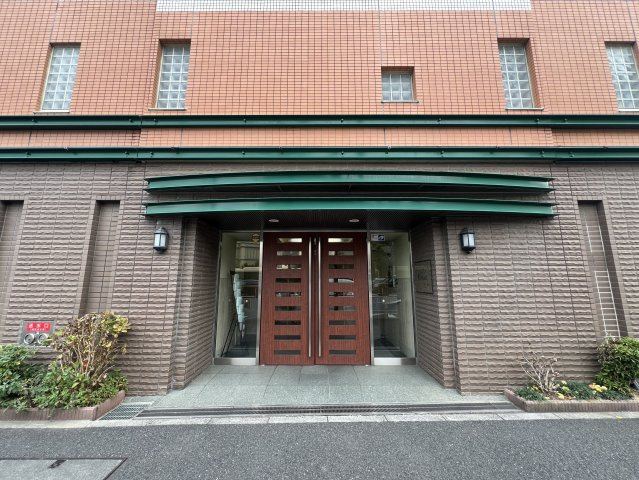 ドンキが目の前！！ならば、冷蔵いらないね♪【ハイセレサ菊名アクティール】リフォームのエントランス|ゆとりのあるエントランスです