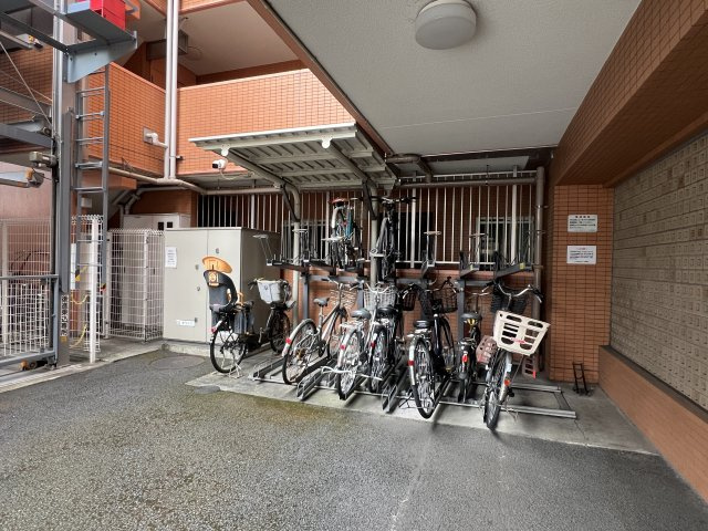 ドンキが目の前！！ならば、冷蔵いらないね♪【ハイセレサ菊名アクティール】リフォームの駐輪場