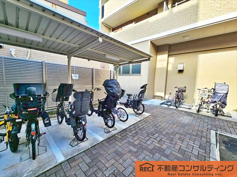 プレサンスロジェ甲子園口の駐車場